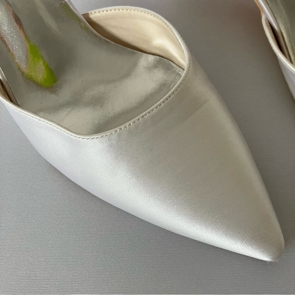 Elegant White Wedding Heels with Pearl Ankle Strap- Size 9 - Picture 3 of 12